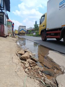 Genangan air di jalan raya Setu Kabupaten Bekasi diduga kebocoran pipa